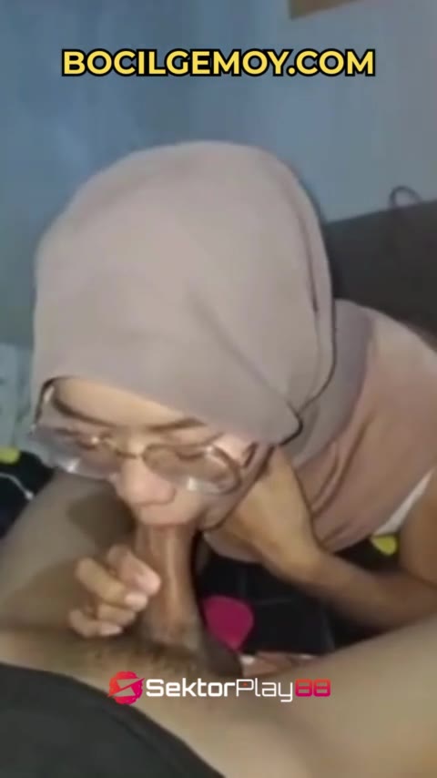 Hijab Kacamata Suka di Atas